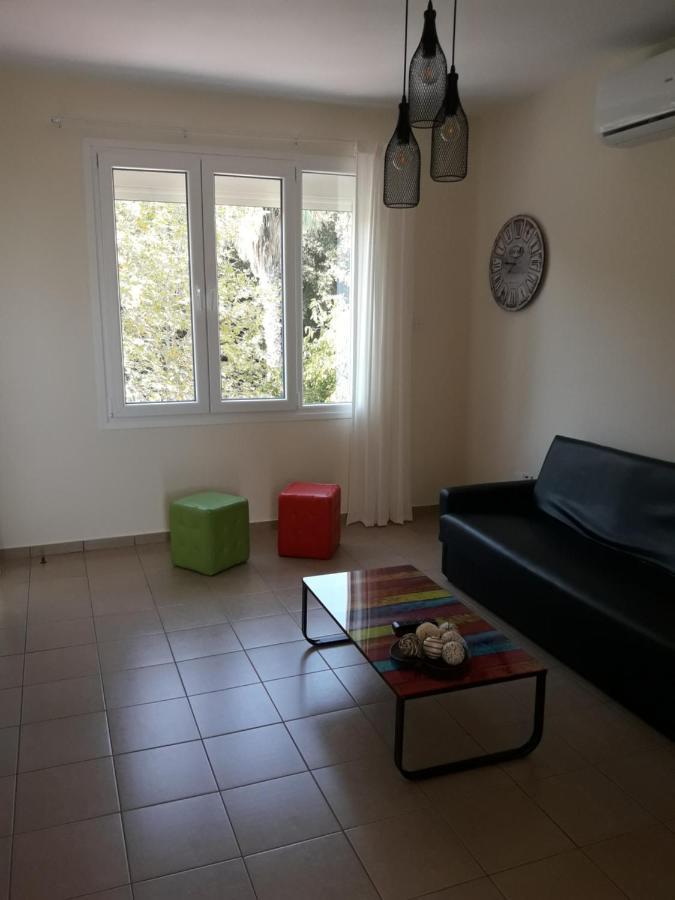 Poseidono'S Apartment Paphos Ngoại thất bức ảnh